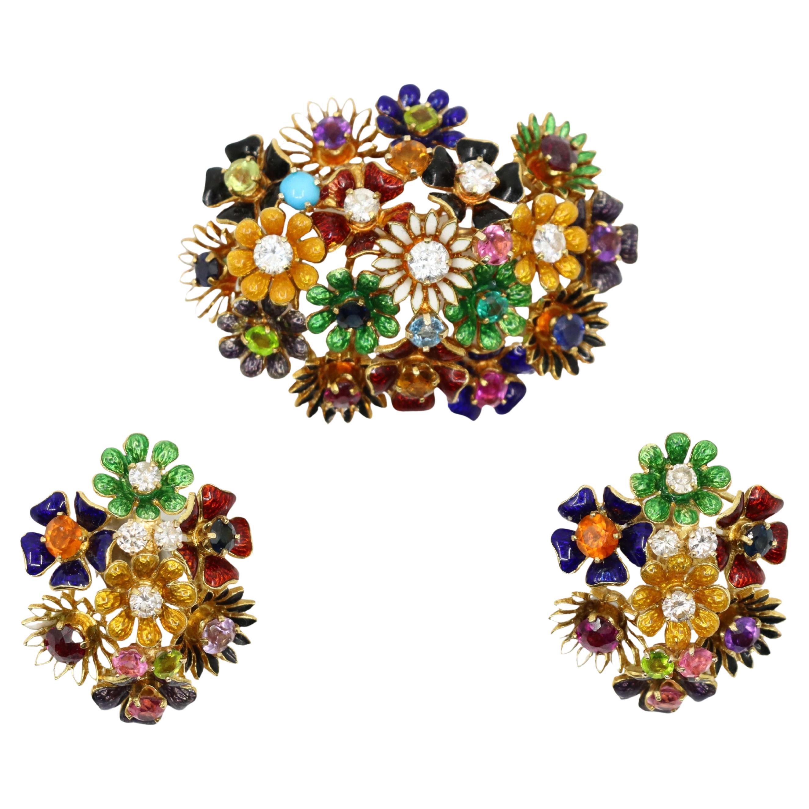 Spilla e orecchino con fiore smaltato in oro 18 carati con pietre multiple in vendita