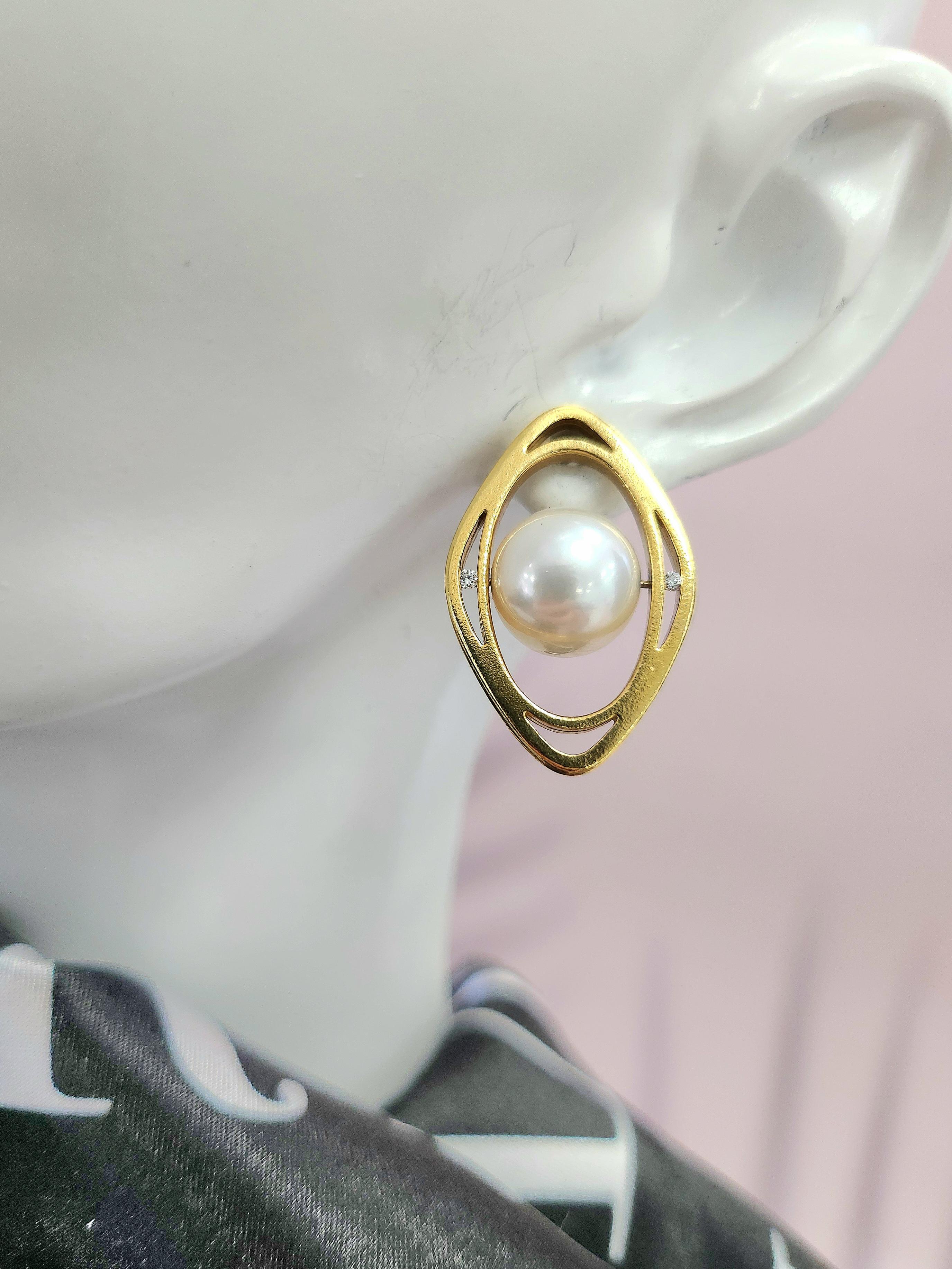 Donna Orecchini con perle e diamanti in oro 18 carati N. Oval Viewpoint di Scott Keating in vendita