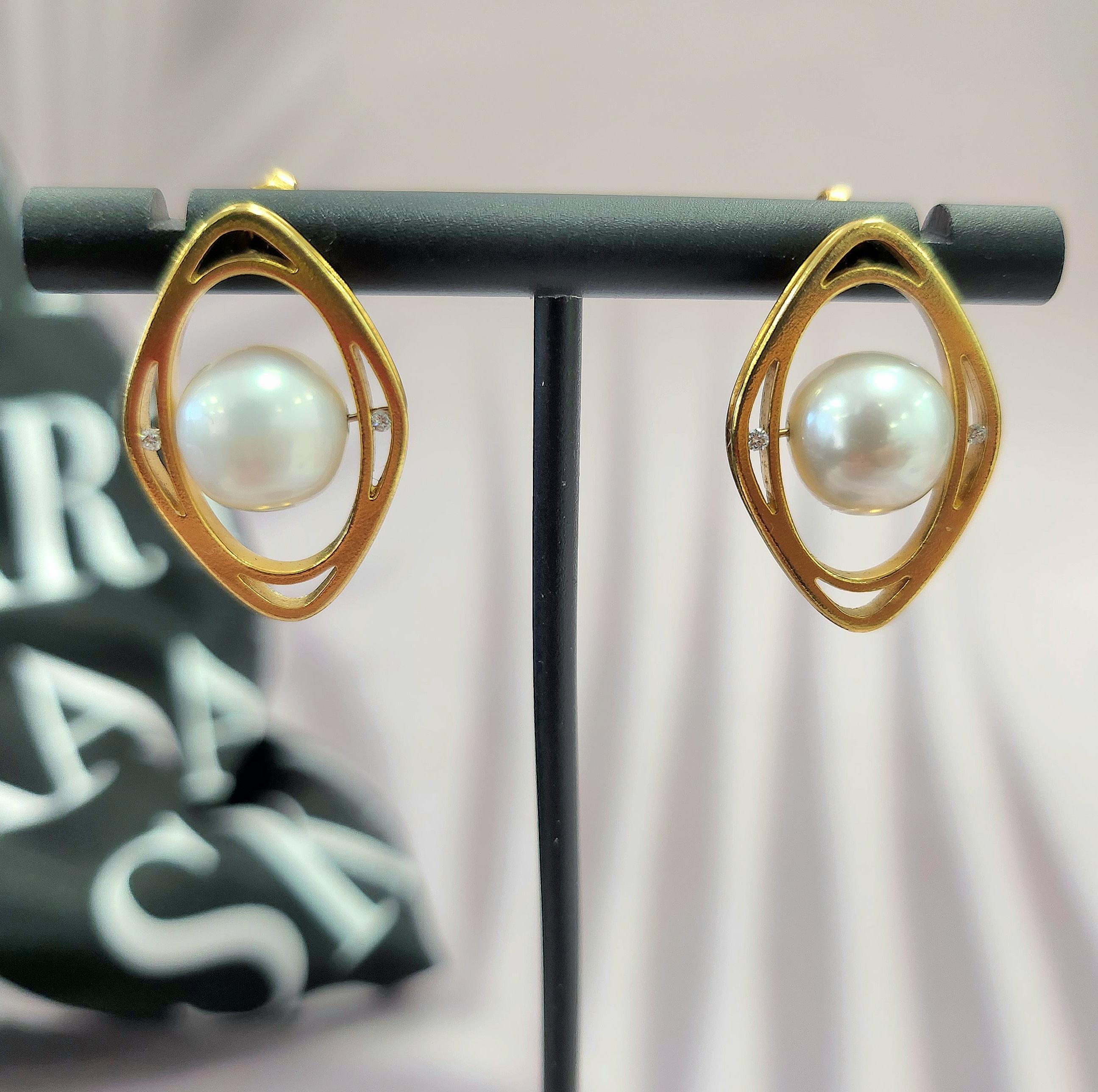 Orecchini con perle e diamanti in oro 18 carati N. Oval Viewpoint di Scott Keating in vendita 1