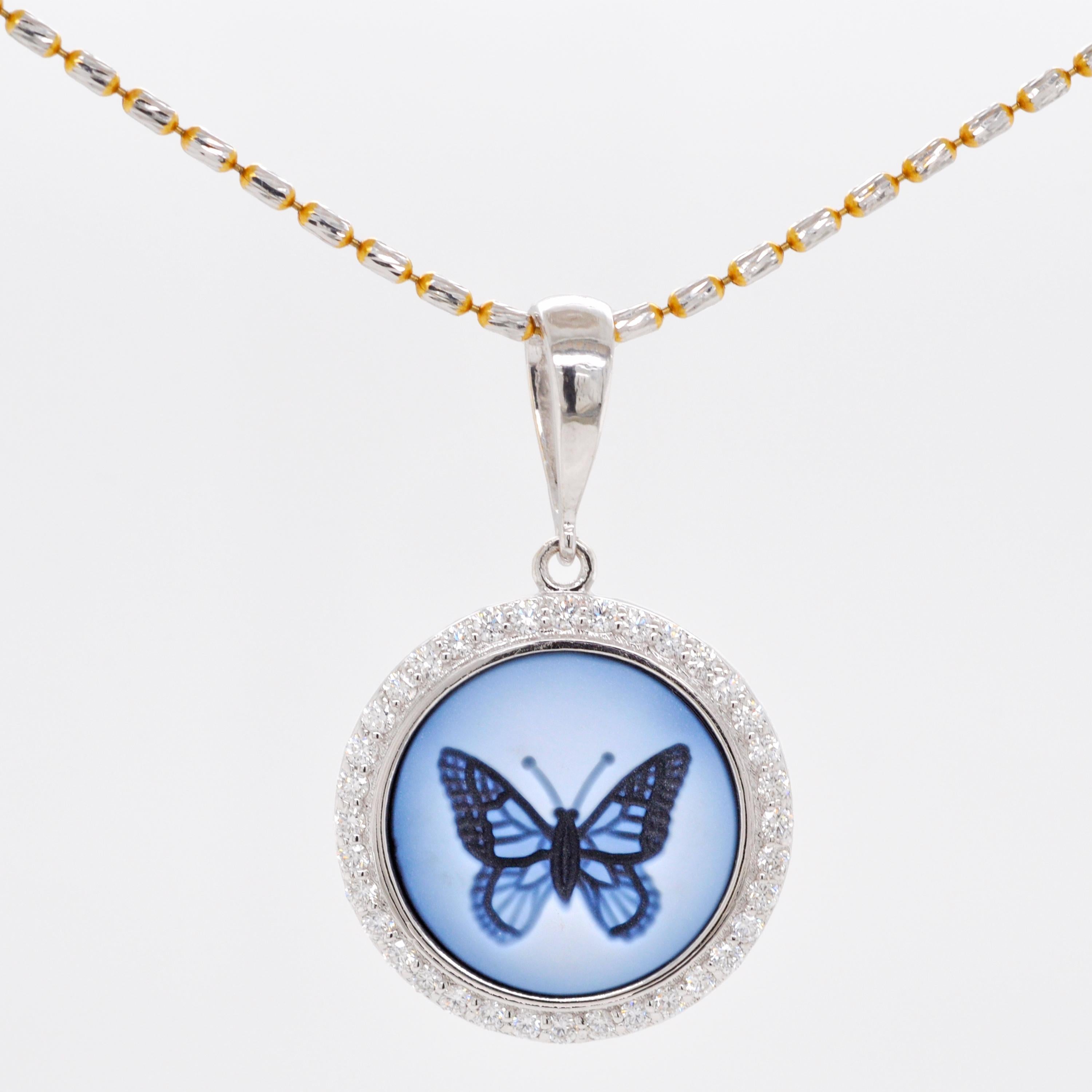 18K Gold Natural Agate Butterfly Intaglio Diamond Pendant Necklace For Sale 1