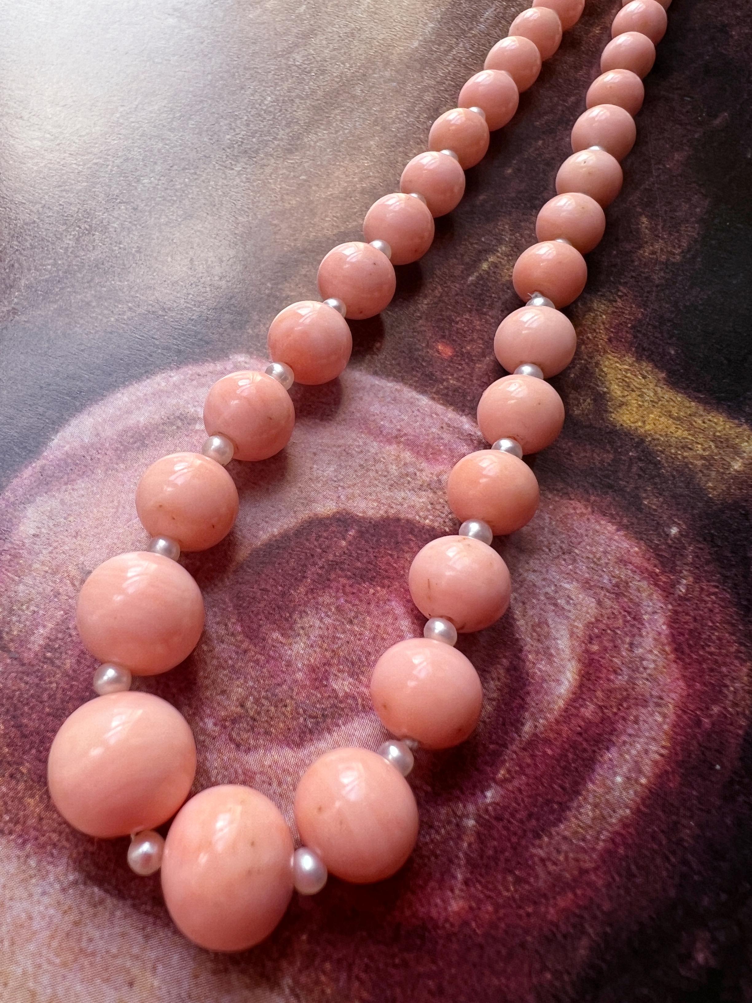 Halskette aus 18 Karat Gold mit natürlicher Engelshaut und rosa Korallenperlen (Retro)