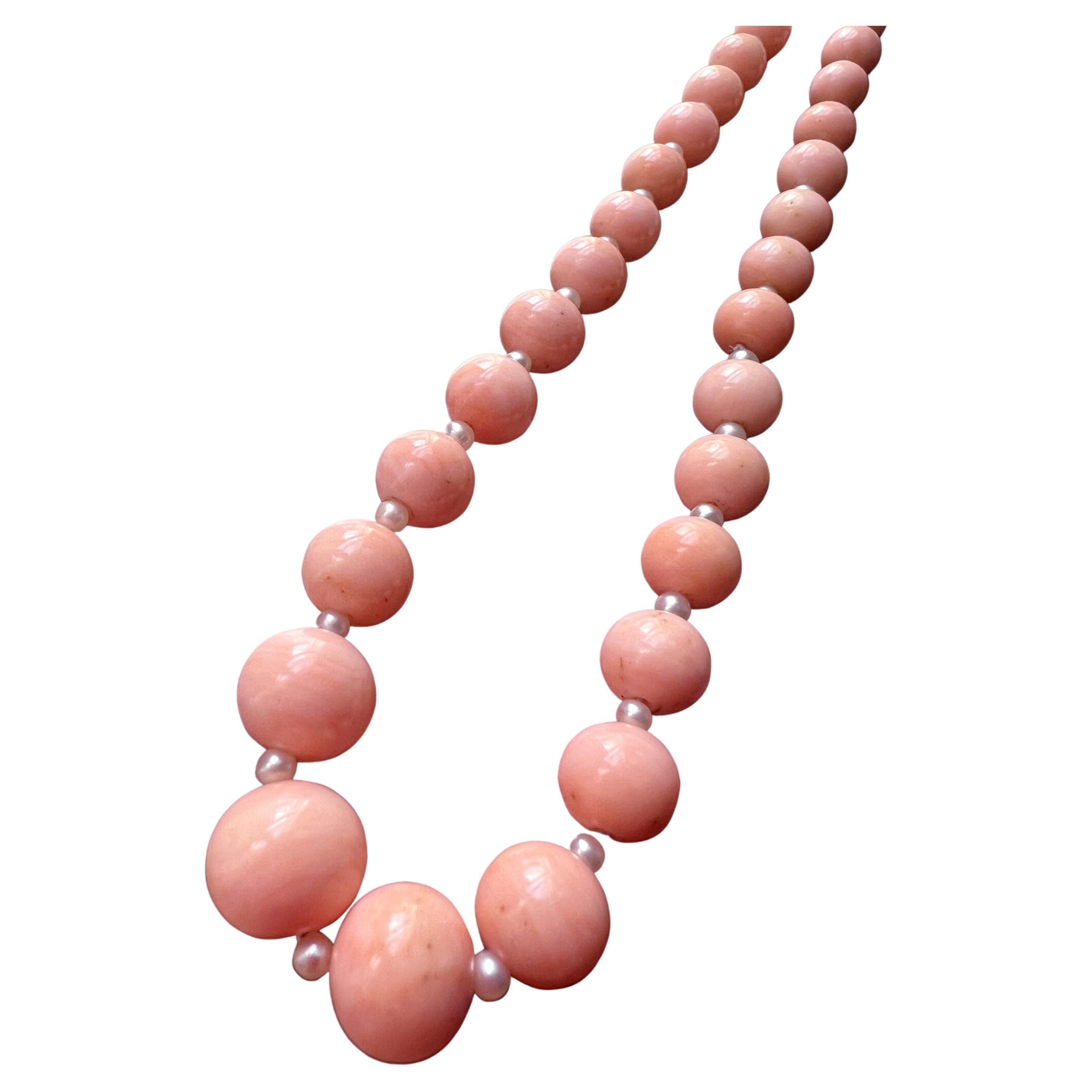 Collier en or 18 carats avec perles de corail rose peau d'ange en vente