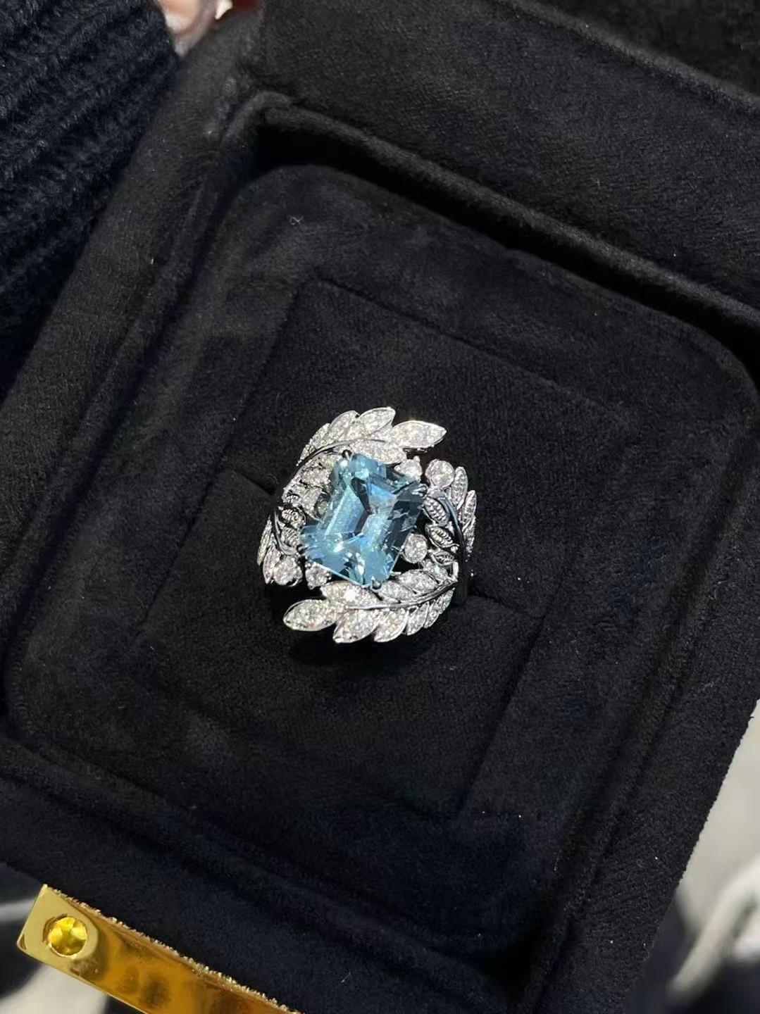 Bague en or 18K incrustée d'aigue-marine naturelle en forme de feuille

Aigue-marine naturelle - 3,77 CT
Diamant - 0,62 CT 
Poids total - 9,16 GM

Une pièce maîtresse étonnante : Une grande aigue-marine naturelle taillée en émeraude, d'un bleu
