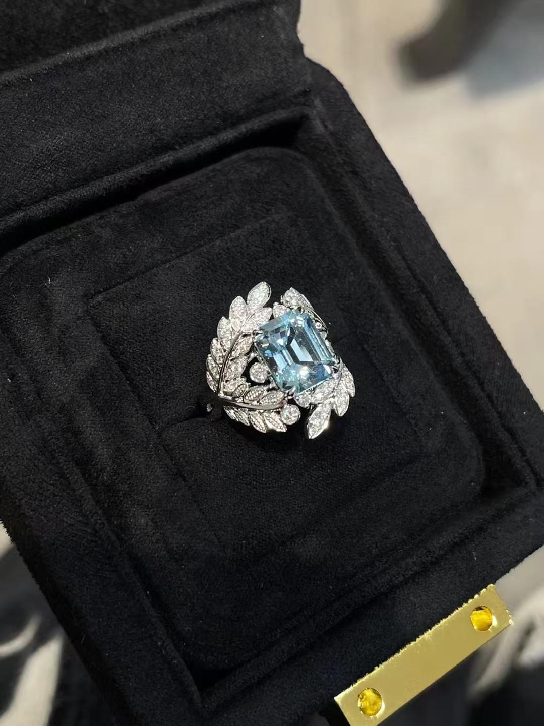Moderne Bague en or 18K incrustée d'aigue-marine naturelle en forme de feuille en vente
