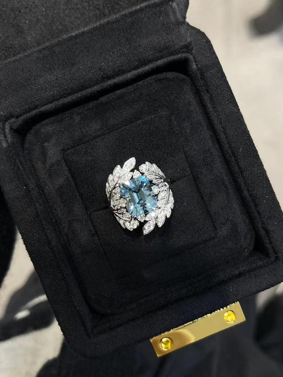 Taille princesse Bague en or 18K incrustée d'aigue-marine naturelle en forme de feuille en vente