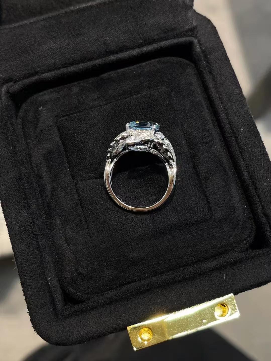 Bague en or 18K incrustée d'aigue-marine naturelle en forme de feuille Neuf - En vente à Kowloon, HK
