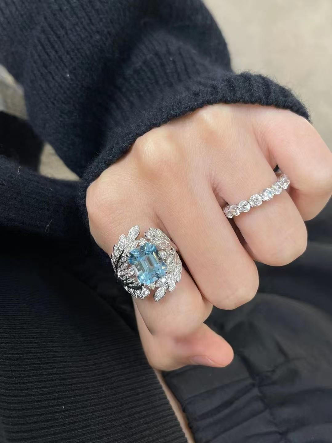 Bague en or 18K incrustée d'aigue-marine naturelle en forme de feuille Unisexe en vente