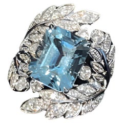 Anello in oro 18 carati con acquamarina naturale intarsiata e design a forma di foglia