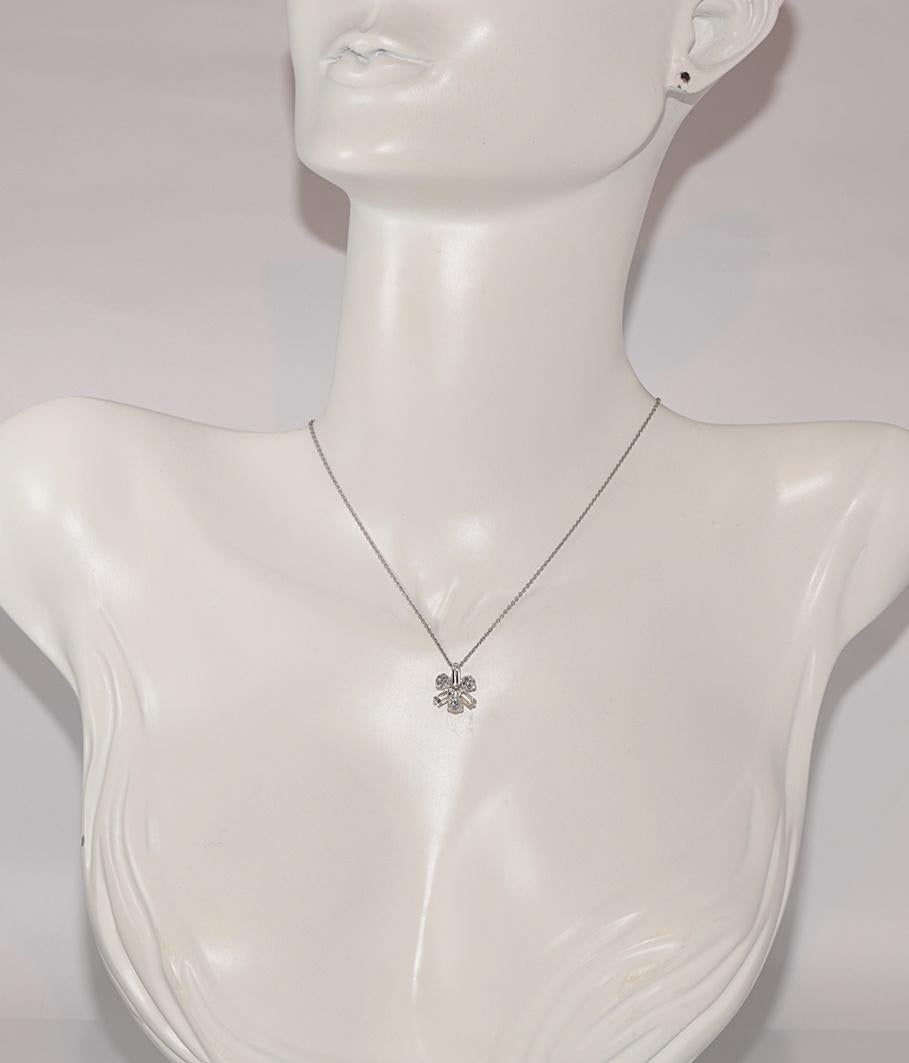 In ottime condizioni.
Il peso totale è di 4,1 grammi.
Totalmente è un diamante da 0,75 ct.
Il diamante ha un colore G-H-I-J-K e una chiarezza vvs-vs.
La lunghezza totale della catena è di 46 cm.
Per qualsiasi domanda, contattaci.