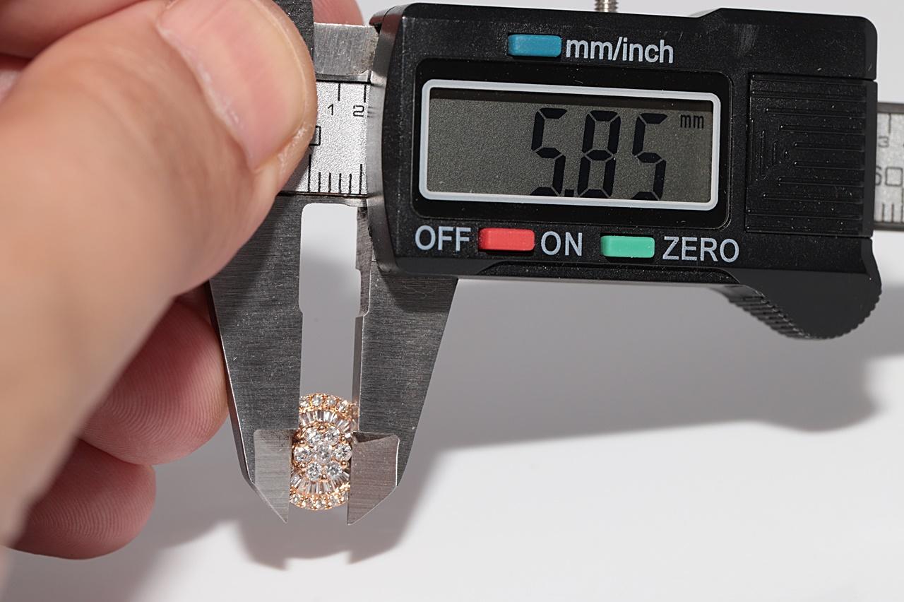 18 Karat Gold Ohrstecker mit natürlichem Diamanten im Baguetteschliff und Brillantschliff im Angebot 6