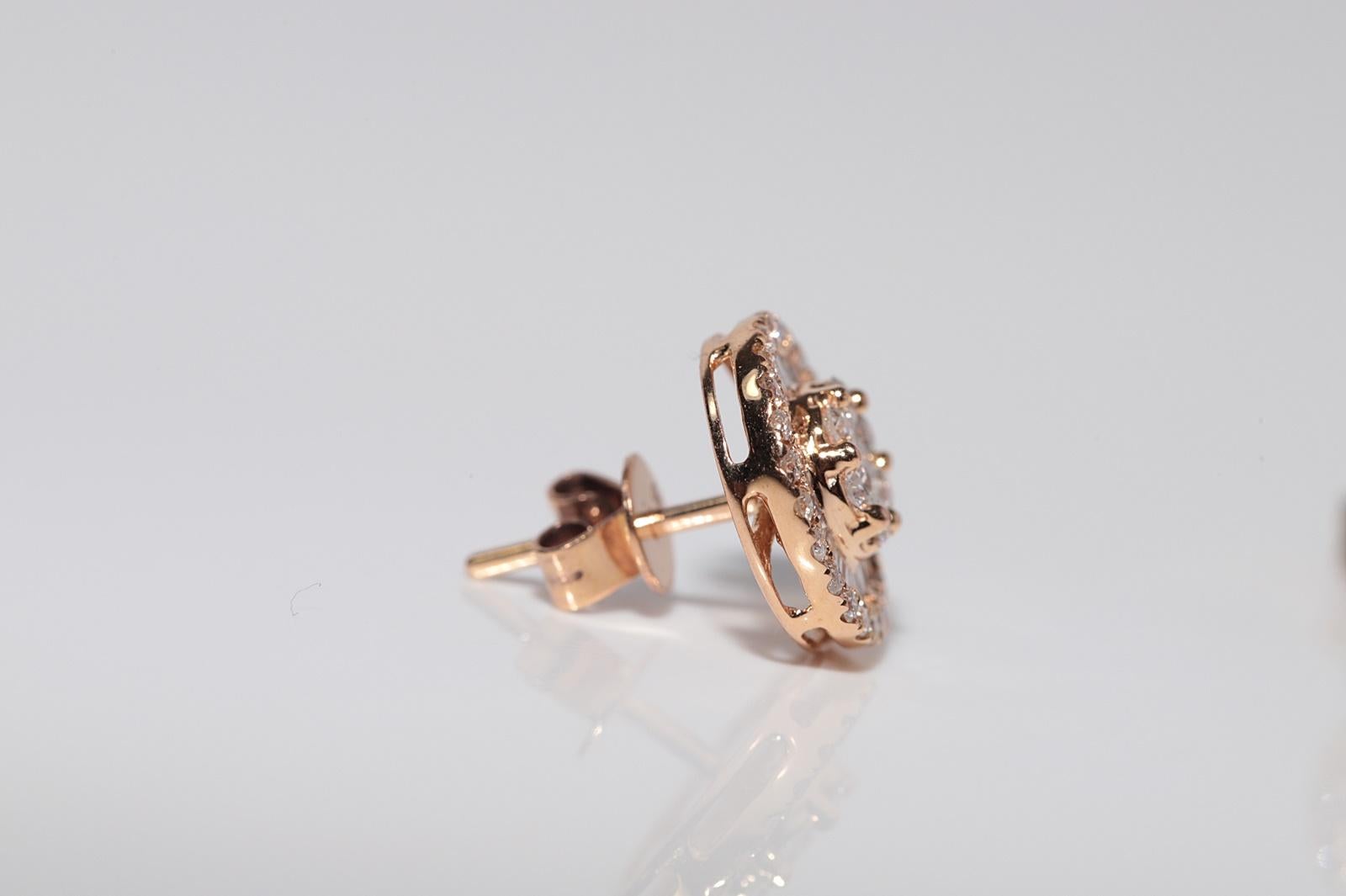 Boucles d'oreilles en or 18k ornées de diamants naturels taille baguette et taille brillant en vente 9