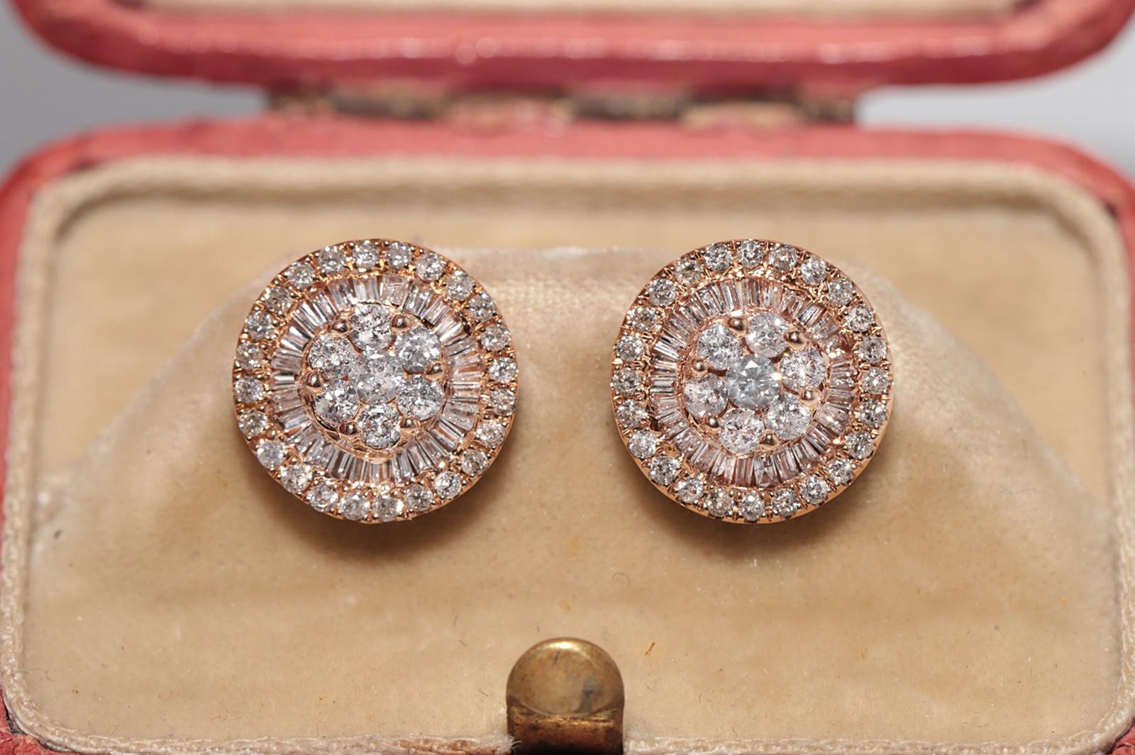 En très bon état.
Le poids total est de 2.6 grammes.
Le diamant est de 1,90 ct.
Le diamant est de couleur F-G et de pureté vvs-vs.
La boîte n'est pas incluse.
N'hésitez pas à nous contacter pour toute question.