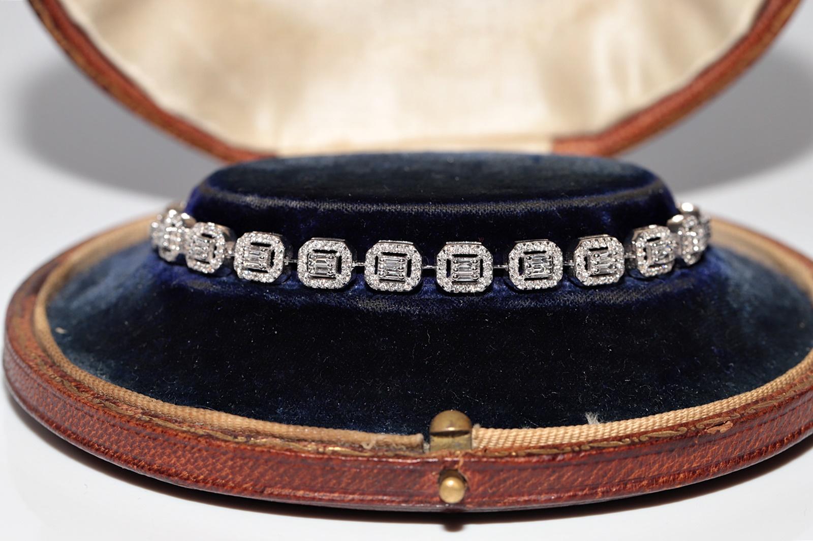 In sehr gutem Zustand.
Das Gesamtgewicht beträgt 11,9 Gramm.
Insgesamt ist Diamant 3,50 ct.
Der Diamant hat die Farbe G-H und die Reinheit vs-s1.
Die Gesamtlänge beträgt 18 cm.
Die Schachtel ist nicht enthalten.
Bitte kontaktieren Sie uns bei Fragen.