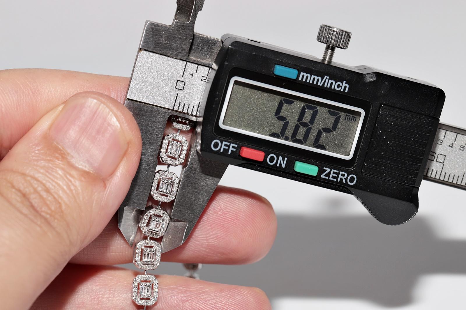 18k Gold Natürlicher Diamant im Baguetteschliff und Brillantschliff  Tennis-Armband im Angebot 3