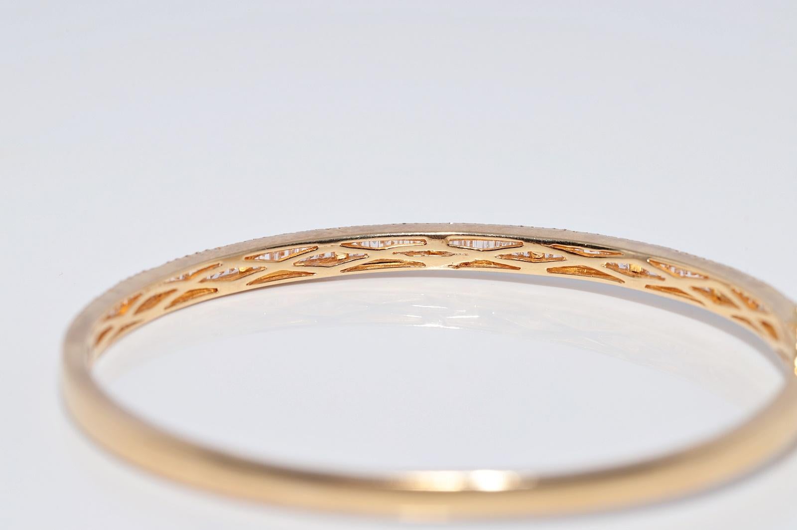 18k Gold Natürlicher Baguetteschliff Diamant und Brillantschliff Diamant-Armreif im Angebot 5