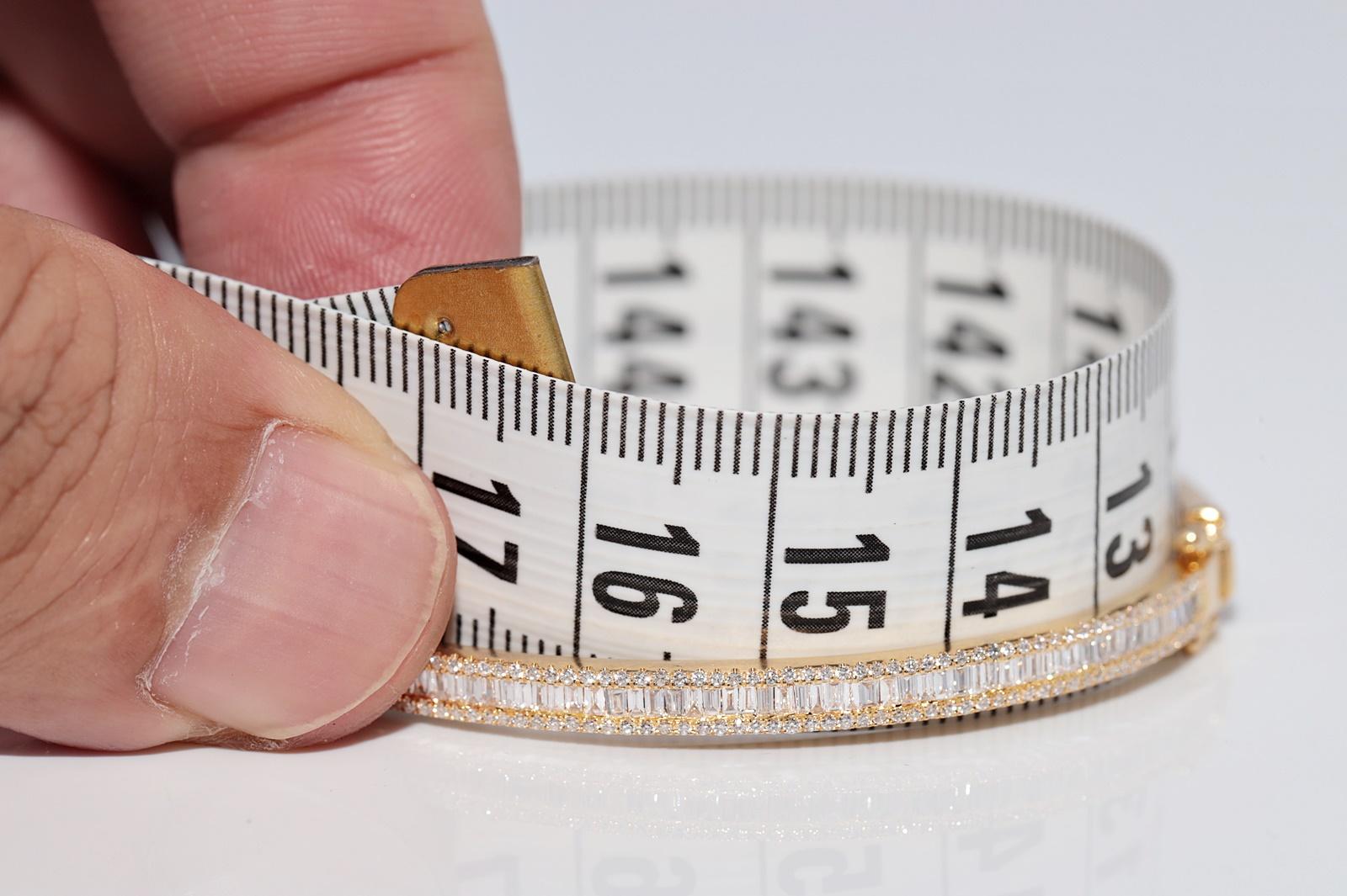 18k Gold Natürlicher Baguetteschliff Diamant und Brillantschliff Diamant-Armreif im Angebot 8