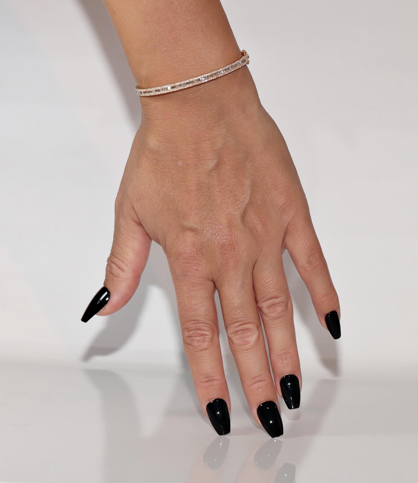 18k Gold Natürlicher Baguetteschliff Diamant und Brillantschliff Diamant-Armreif im Angebot 10