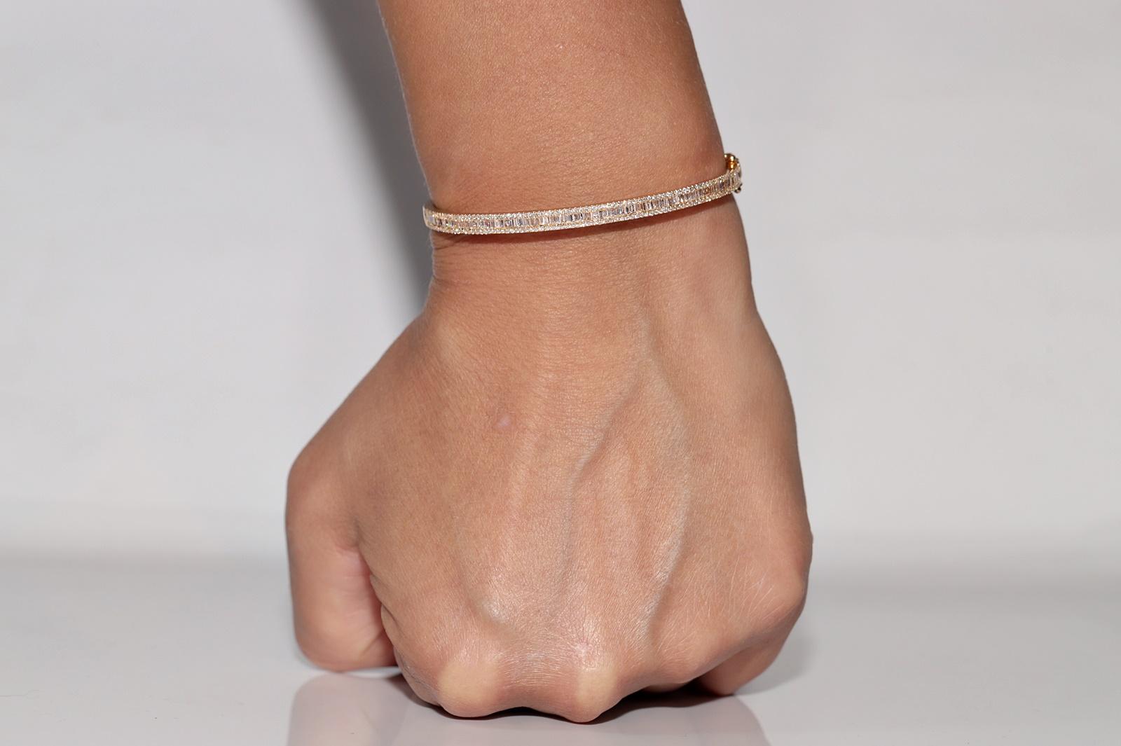 18k Gold Natürlicher Baguetteschliff Diamant und Brillantschliff Diamant-Armreif im Angebot 11