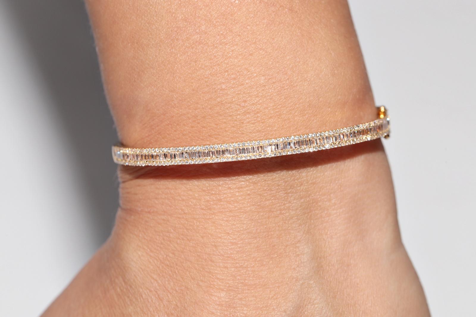 18k Gold Natürlicher Baguetteschliff Diamant und Brillantschliff Diamant-Armreif im Angebot 12