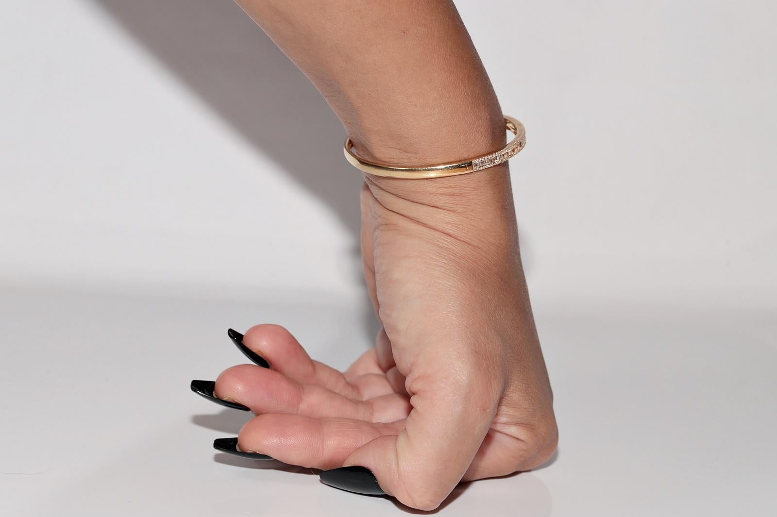 18k Gold Natürlicher Baguetteschliff Diamant und Brillantschliff Diamant-Armreif im Angebot 13