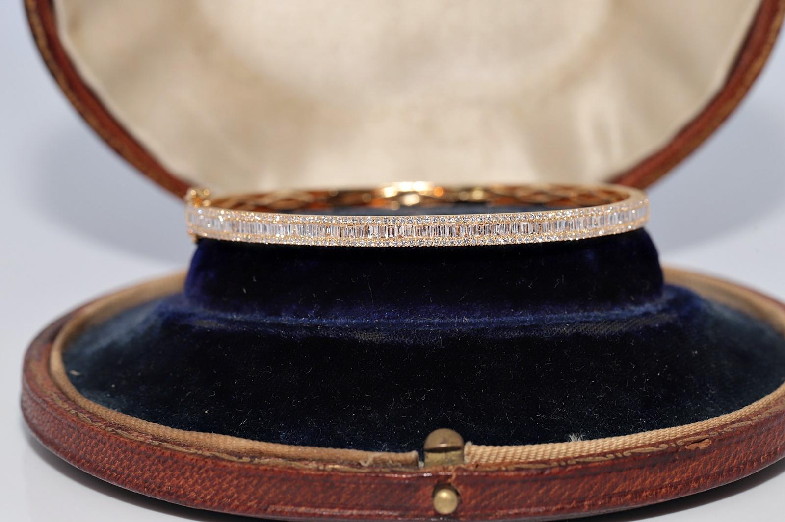 
In sehr gutem Zustand.
Das Gesamtgewicht beträgt 11,3 Gramm.
Insgesamt ist der Diamant 3 ct.
Der Diamant hat die Farbe F und die Reinheit vvs1-vs1.
Die Schachtel ist nicht enthalten.
Bitte kontaktieren Sie uns bei Fragen.