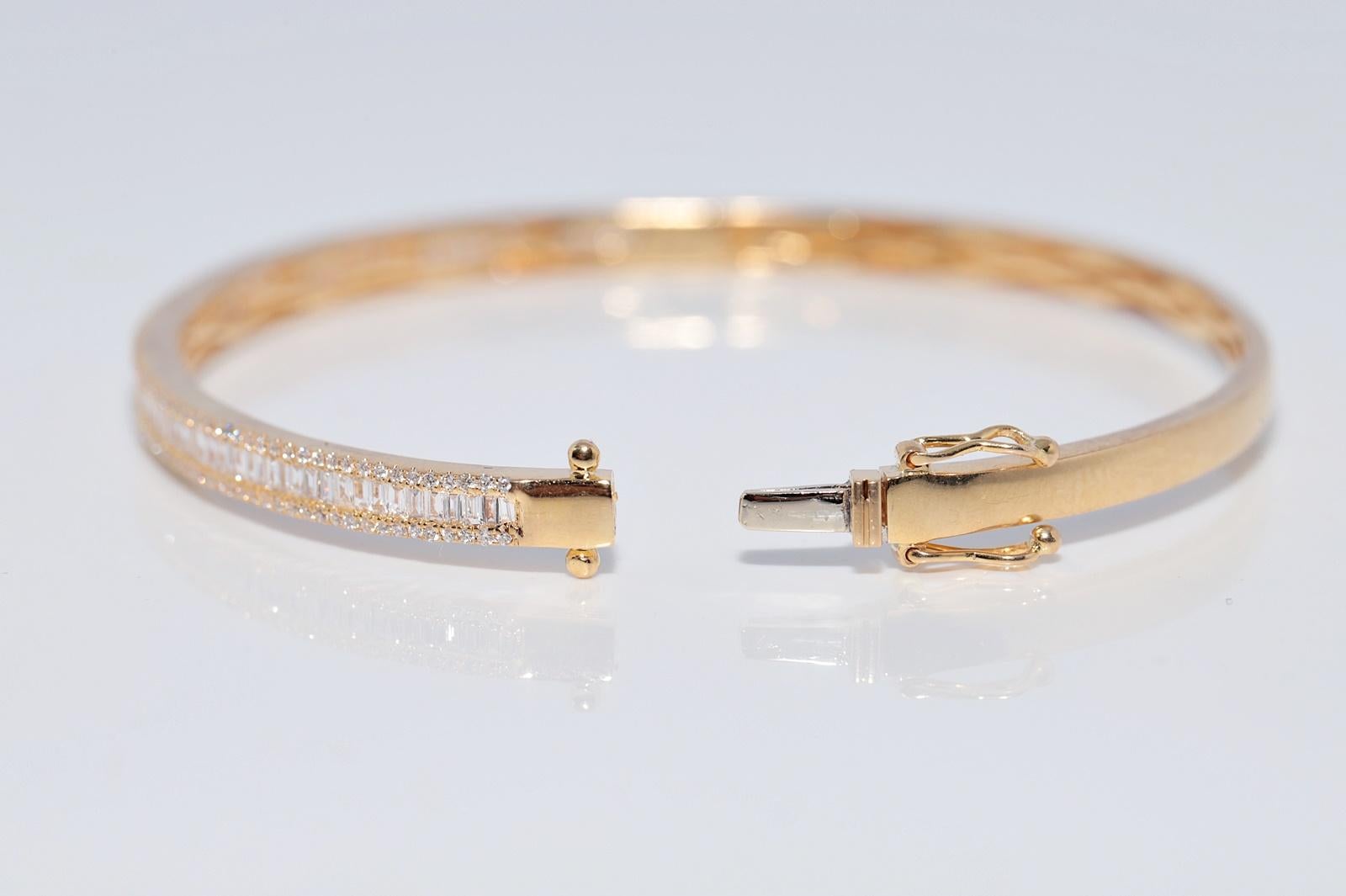 18k Gold Natürlicher Baguetteschliff Diamant und Brillantschliff Diamant-Armreif im Angebot 15