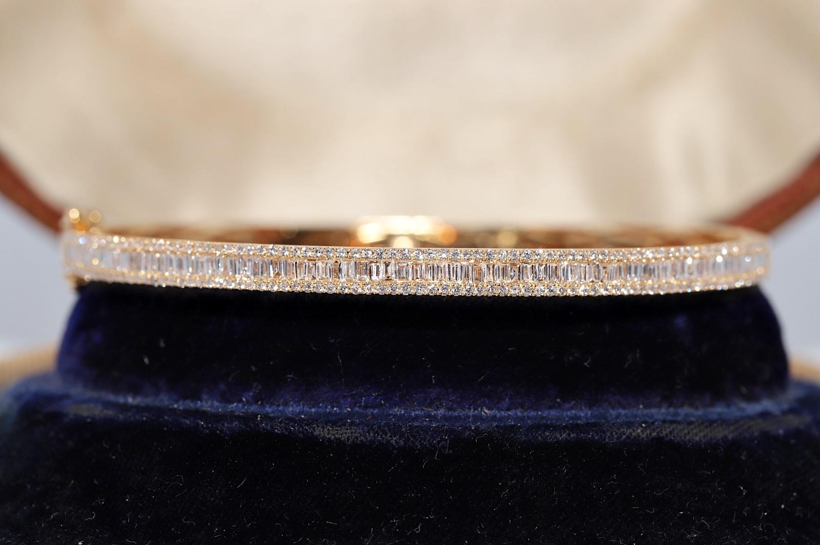 18k Gold Natürlicher Baguetteschliff Diamant und Brillantschliff Diamant-Armreif (Moderne) im Angebot