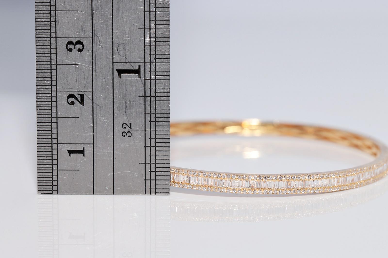 18k Gold Natürlicher Baguetteschliff Diamant und Brillantschliff Diamant-Armreif im Angebot 1