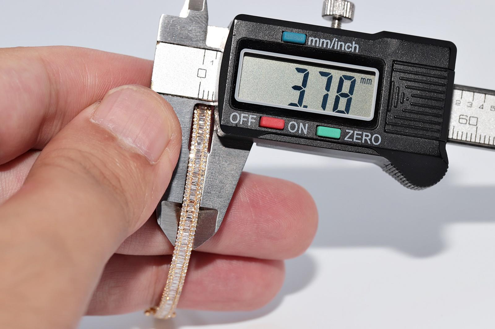 18k Gold Natürlicher Baguetteschliff Diamant und Brillantschliff Diamant-Armreif im Angebot 2