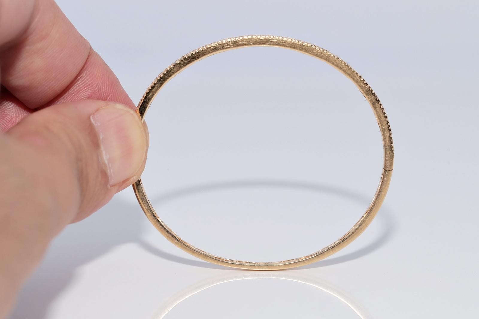 18k Gold Natürlicher Baguetteschliff Diamant und Brillantschliff Diamant-Armreif im Angebot 3