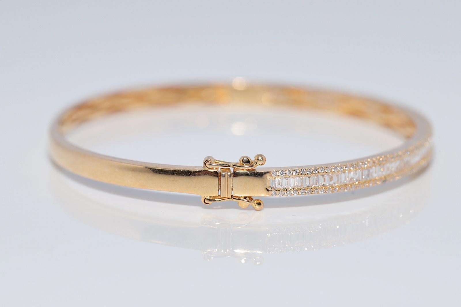 18k Gold Natürlicher Baguetteschliff Diamant und Brillantschliff Diamant-Armreif im Angebot 4