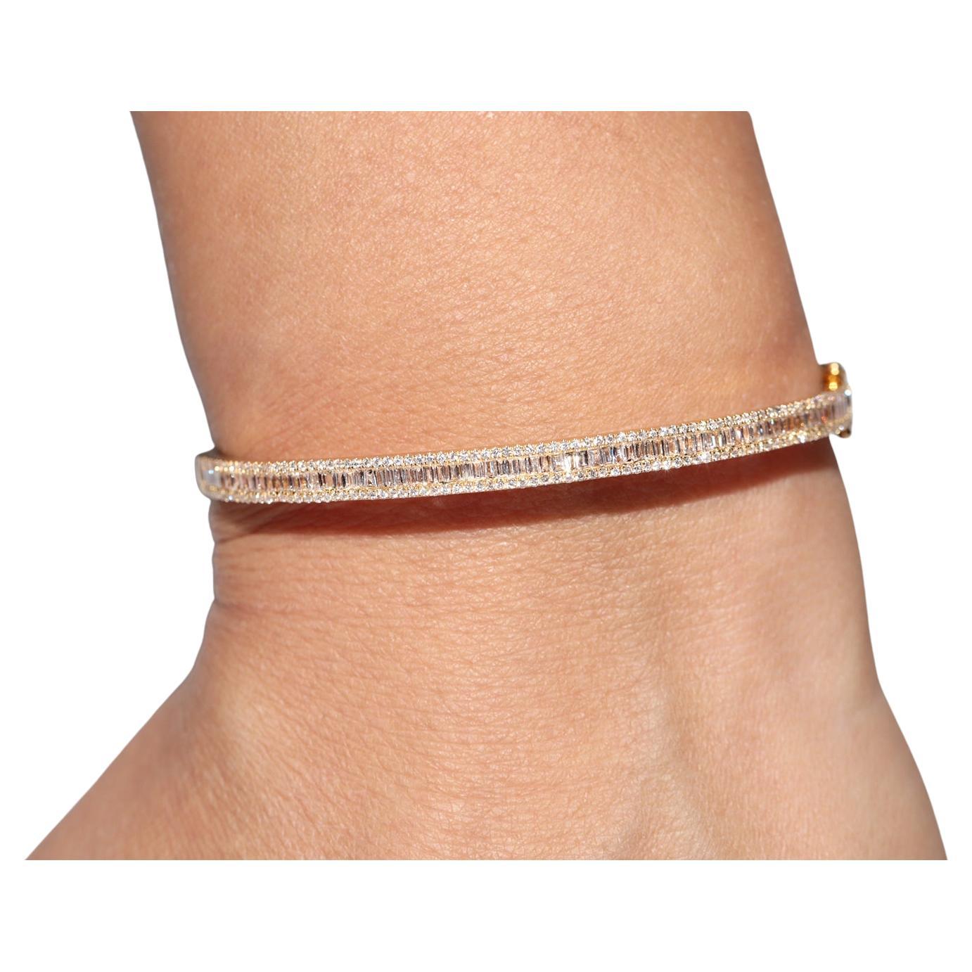 18k Gold Natural Baguette Cut Diamond And Brilliant Cut Diamond Bangle Bracelet