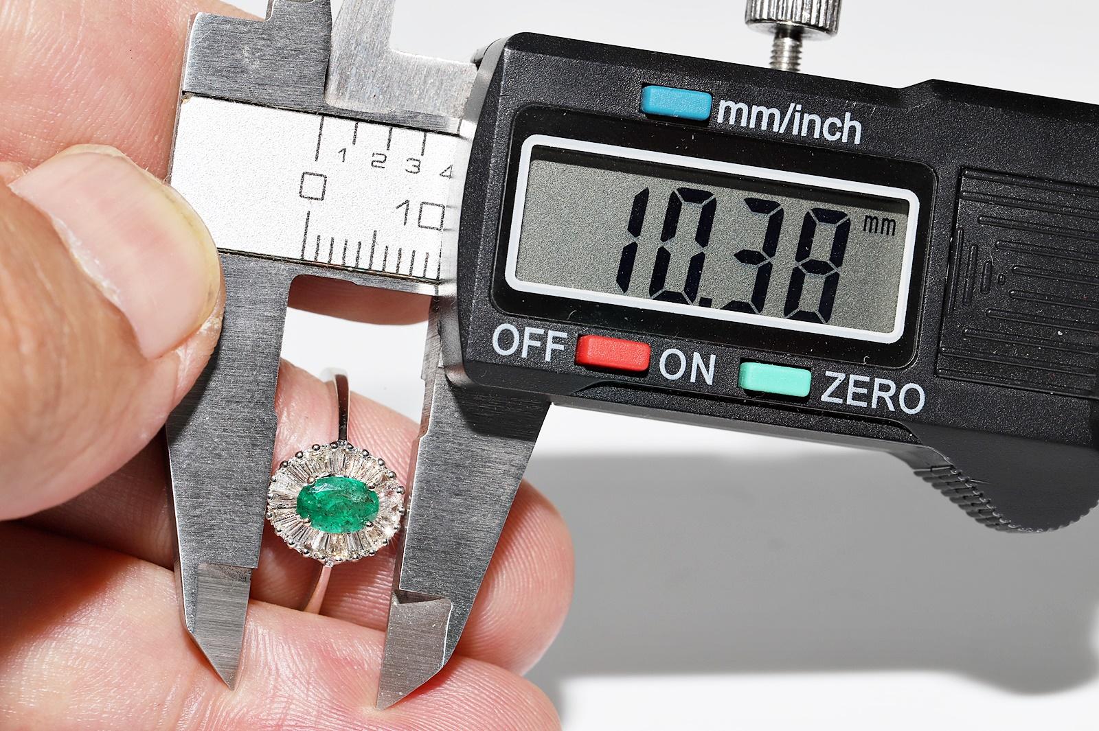 18 Karat Gold Natürlicher Diamant im Baguetteschliff und ovaler Smaragd Dekorierter Ring im Angebot 7