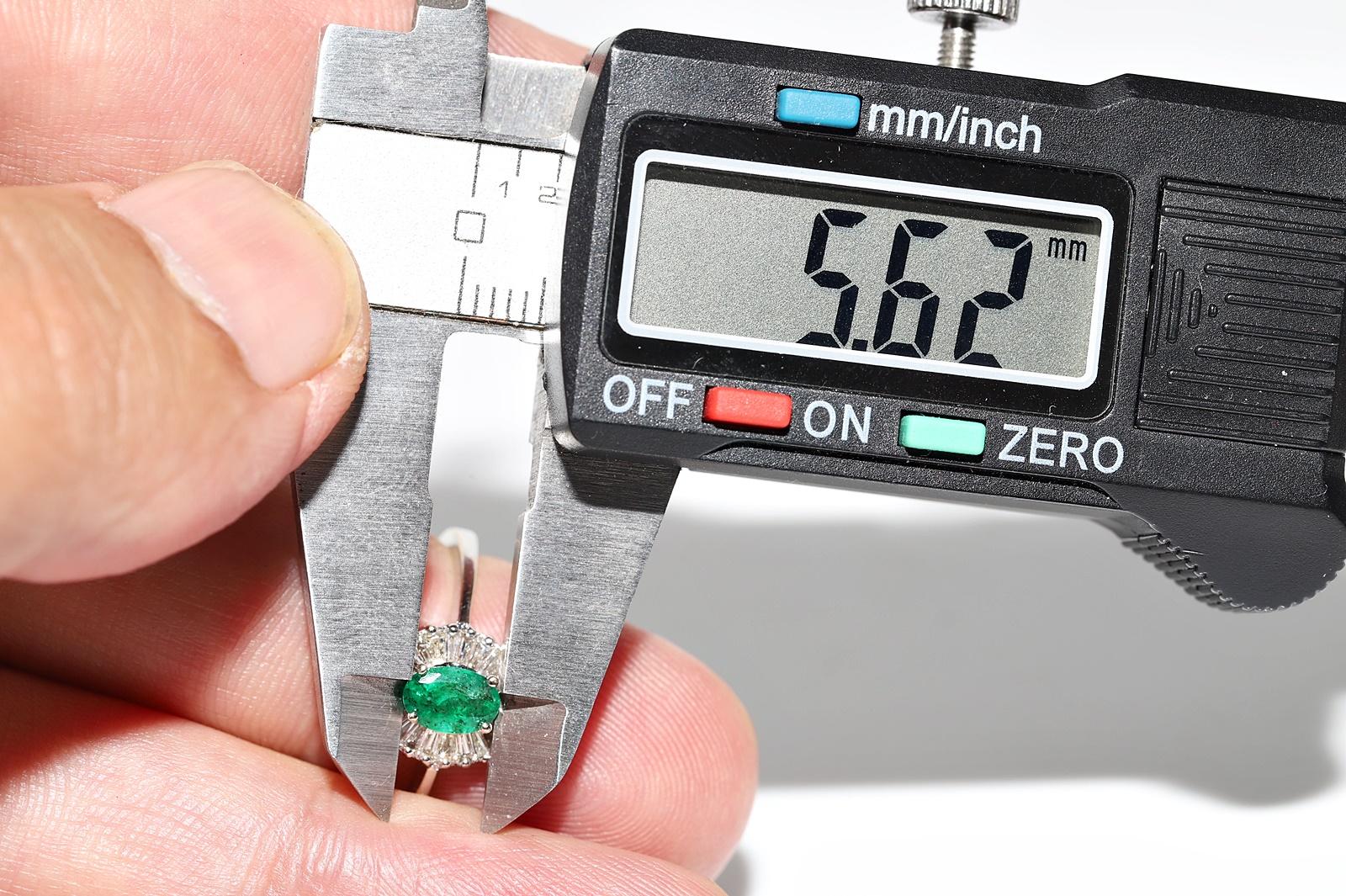 18 Karat Gold Natürlicher Diamant im Baguetteschliff und ovaler Smaragd Dekorierter Ring im Angebot 8