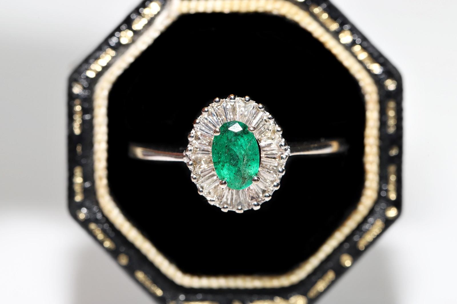 18 Karat Gold Natürlicher Diamant im Baguetteschliff und ovaler Smaragd Dekorierter Ring im Angebot 11