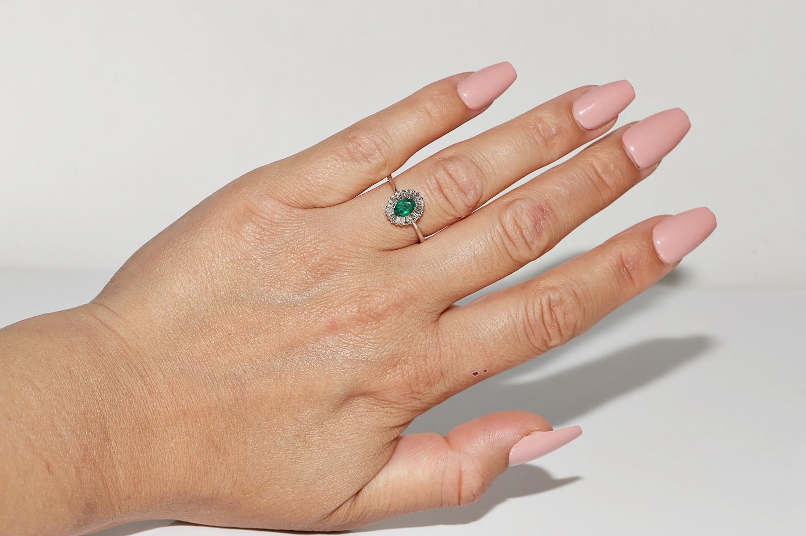 In sehr gutem Zustand.
Das Gesamtgewicht beträgt 2.6 Gramm.
Insgesamt ist Diamant 0,50 ct.
Der Diamant hat die Farbe G-H-I und die Reinheit vvs-vs.
Insgesamt ist Smaragd 0,40 ct.
Ringgröße ist US 6.5 
Wir können jede Größe herstellen.
Die Box ist