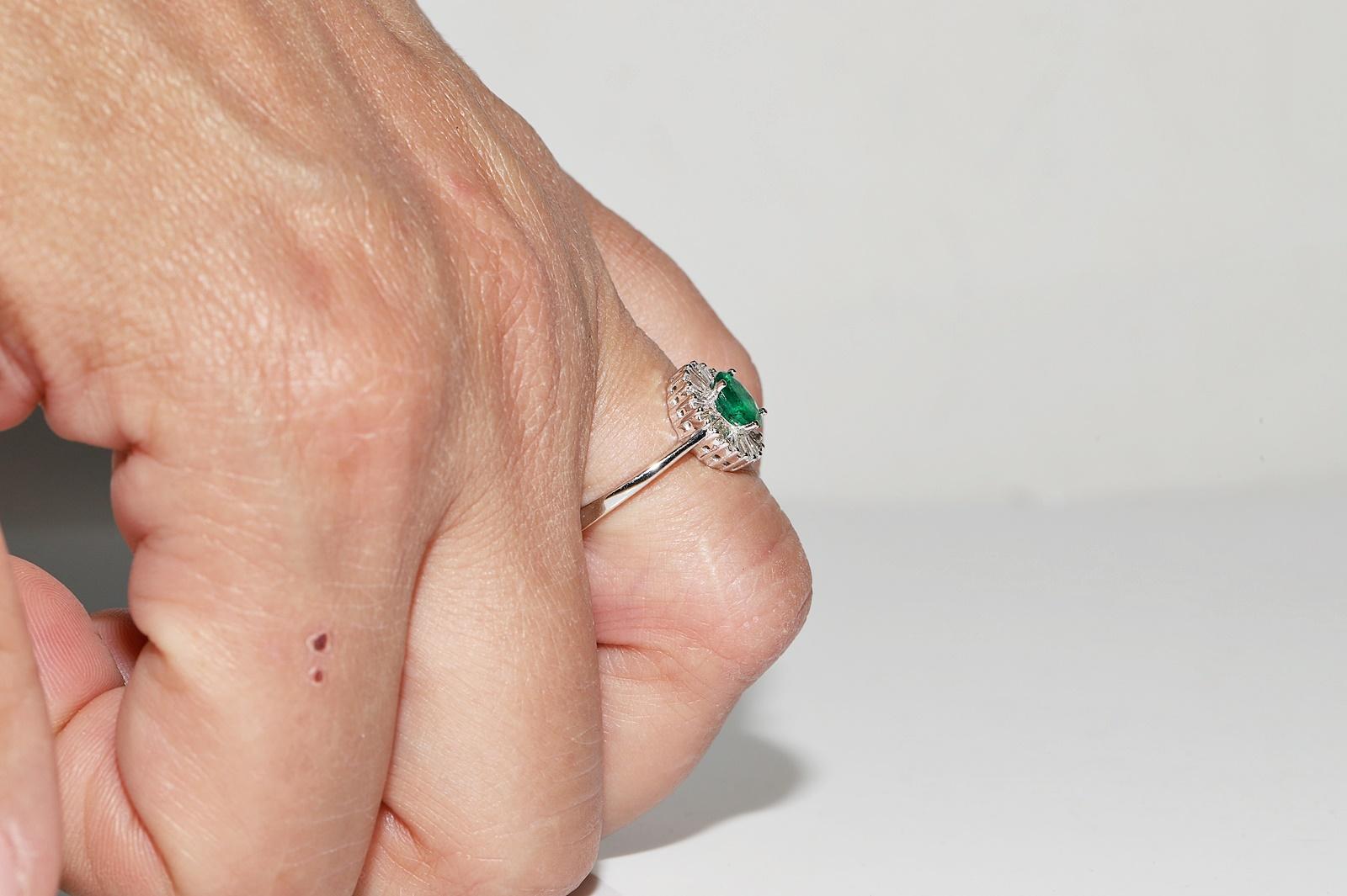 18k Gold Natural Baguette Cut Diamond And Oval Emerald Decorated Ring In Good Condition For Sale In Fatih/İstanbul, 34