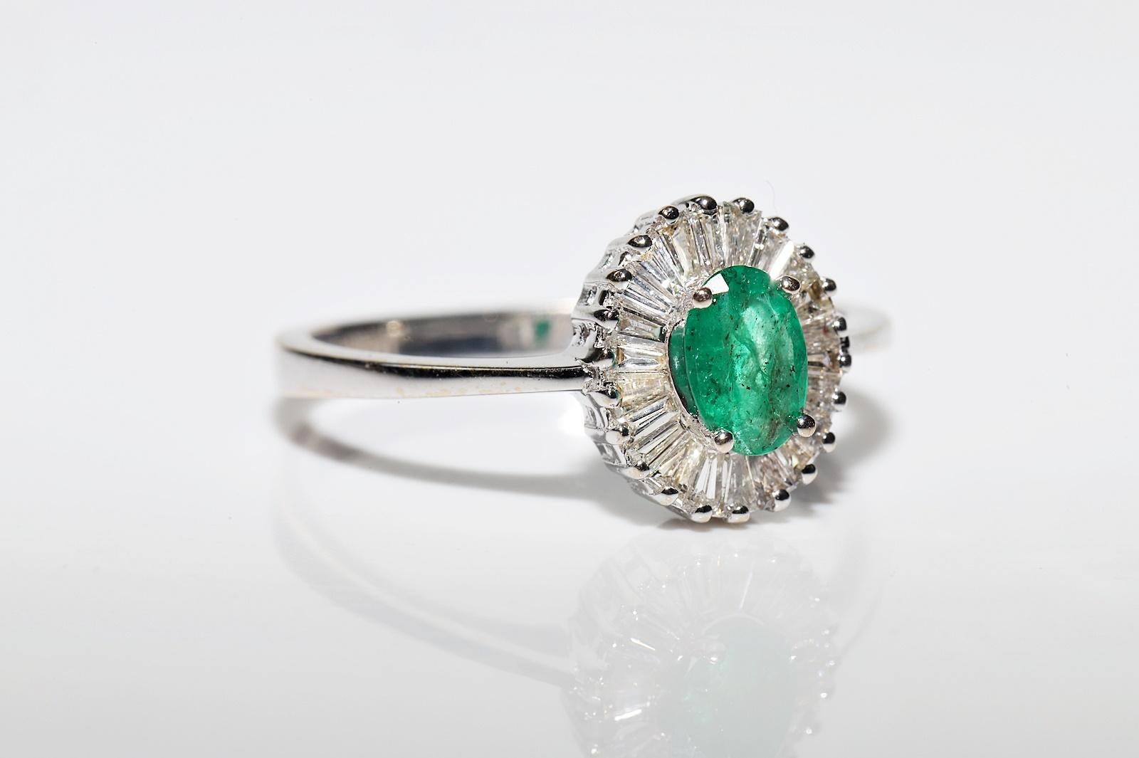 18 Karat Gold Natürlicher Diamant im Baguetteschliff und ovaler Smaragd Dekorierter Ring im Angebot 1