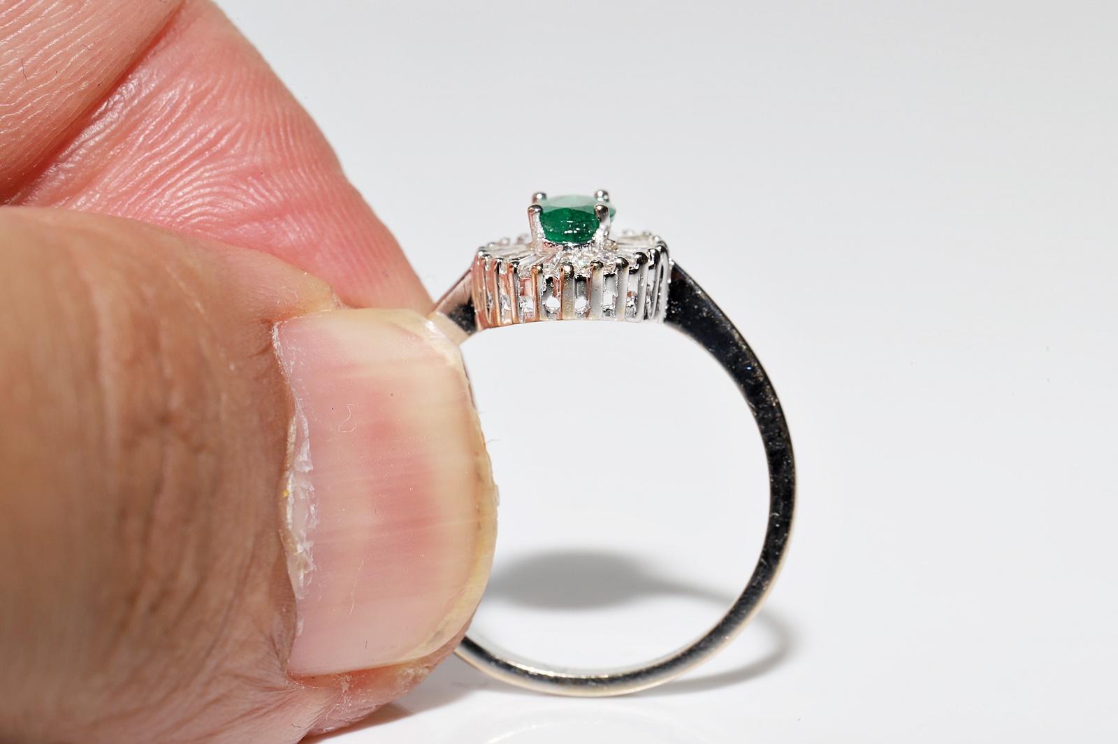 18 Karat Gold Natürlicher Diamant im Baguetteschliff und ovaler Smaragd Dekorierter Ring im Angebot 3