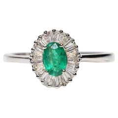 Anillo de Oro de 18 K Decorado con Diamantes Naturales talla Baguette y Esmeraldas Ovaladas