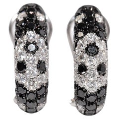 Pendiente Omega de Oro de 18 K Decorado con Diamante Negro Natural y Diamante Blanco
