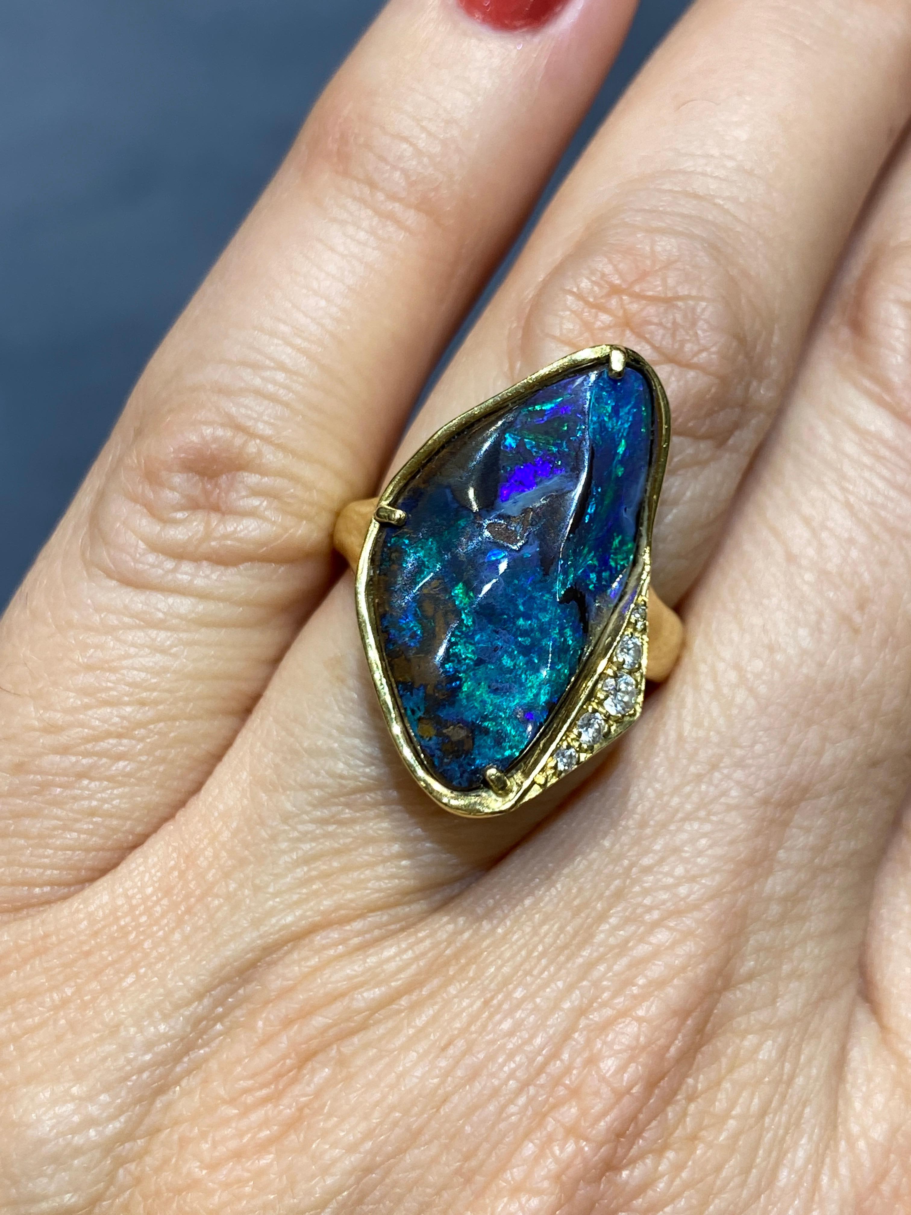 Anillo de cóctel de oro de 18 quilates de ópalo negro natural y diamantes Contemporáneo en venta