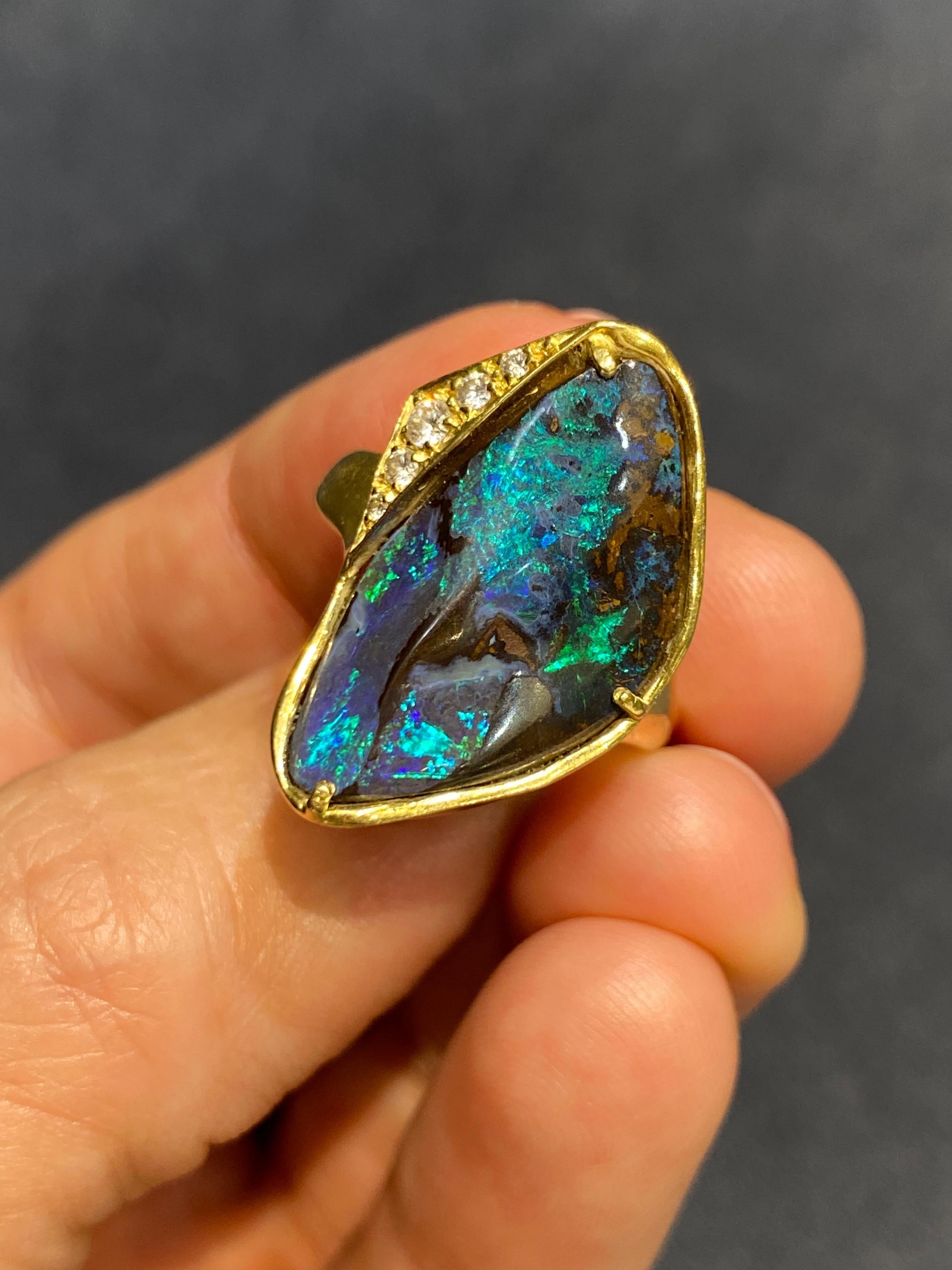 Anillo de cóctel de oro de 18 quilates de ópalo negro natural y diamantes Corte redondo en venta