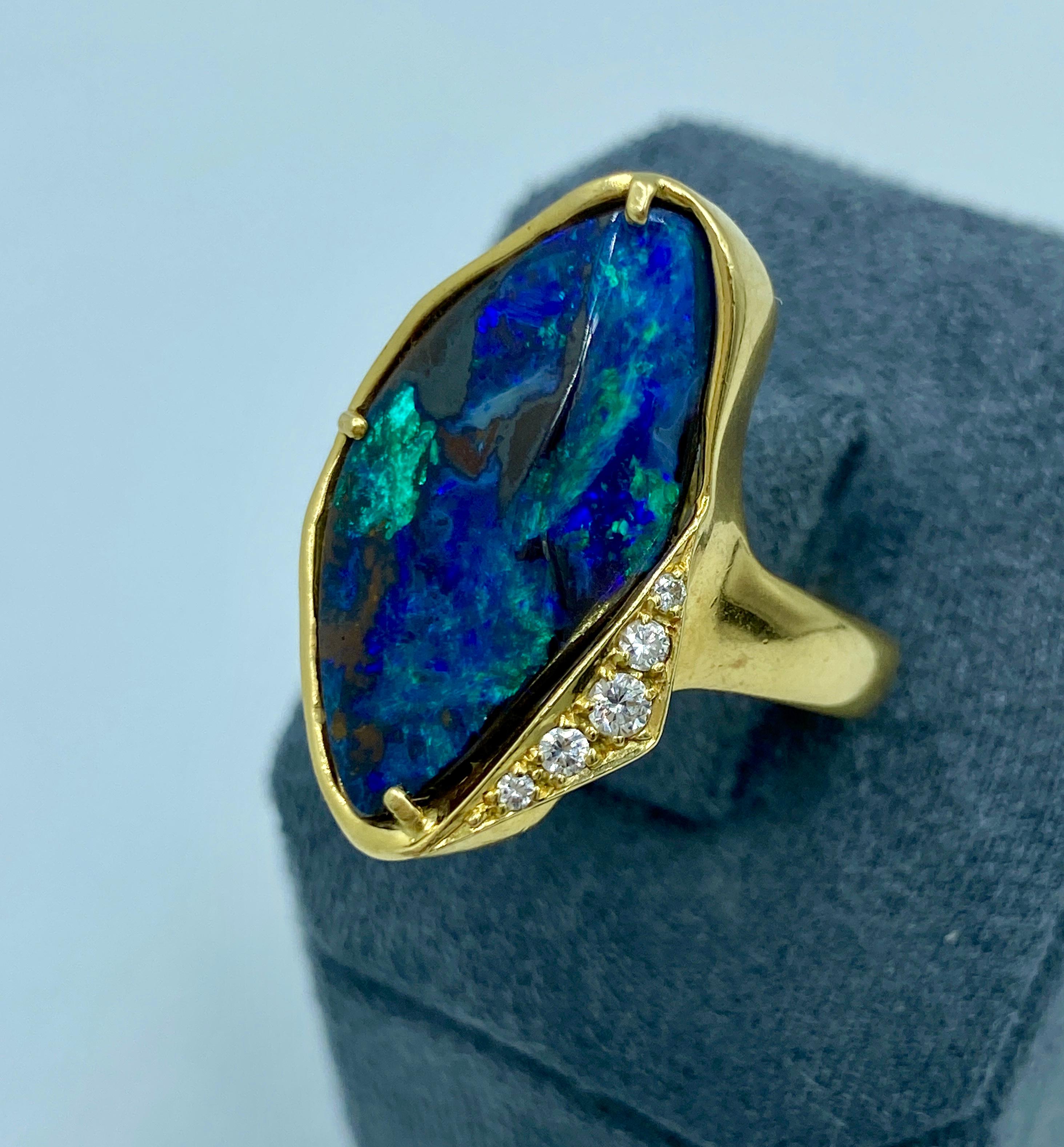 Anillo de cóctel de oro de 18 quilates de ópalo negro natural y diamantes en venta 2