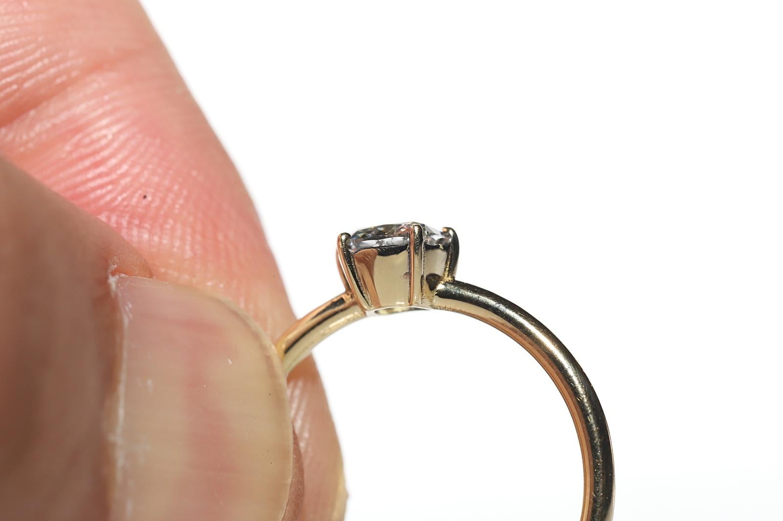 Bague de fiançailles solitaire en or 18k ornée d'un diamant naturel taillé en coussin en vente 4