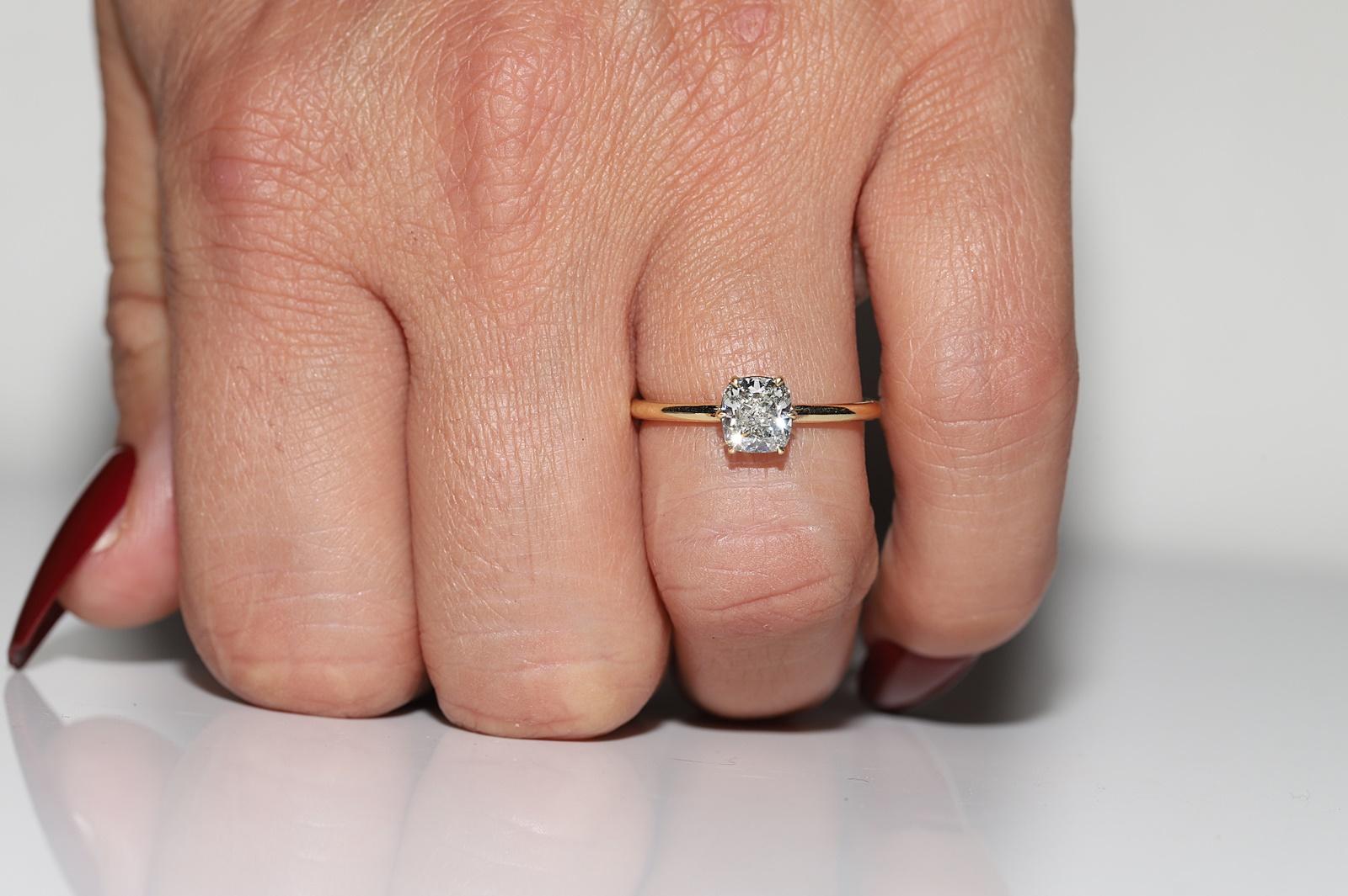 Anillo de compromiso solitario decorado con diamantes naturales talla cojín de oro de 18k en venta 8