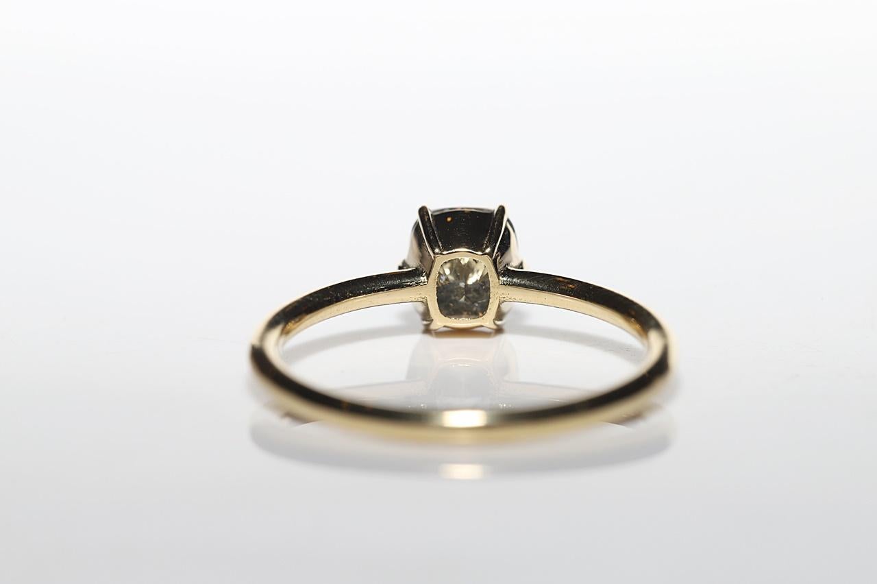 Bague de fiançailles solitaire en or 18k ornée d'un diamant naturel taillé en coussin en vente 1
