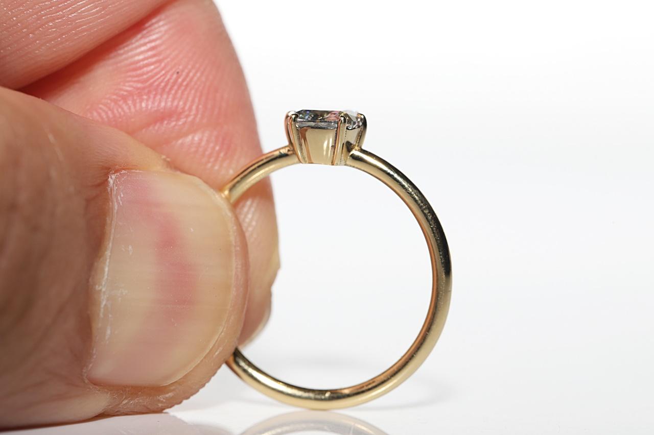 Bague de fiançailles solitaire en or 18k ornée d'un diamant naturel taillé en coussin en vente 2