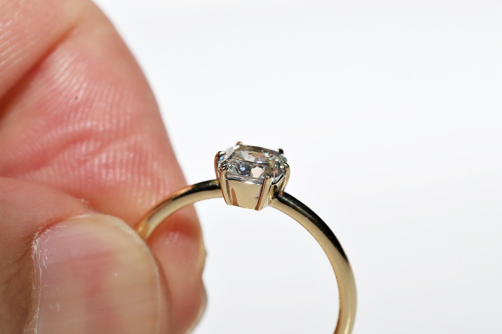 Bague de fiançailles solitaire en or 18k ornée d'un diamant naturel taillé en coussin en vente 3