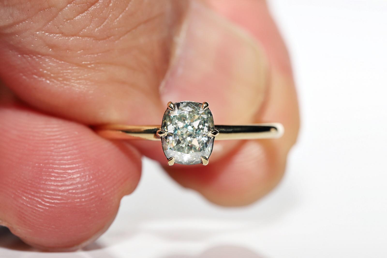 Bague solitaire en or 18k ornée d'un diamant naturel taillé en coussin en vente 4